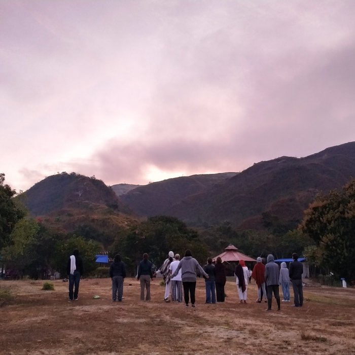 salutacion al solde espaldas